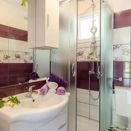 Hébergement de vacances House Kata-babina *